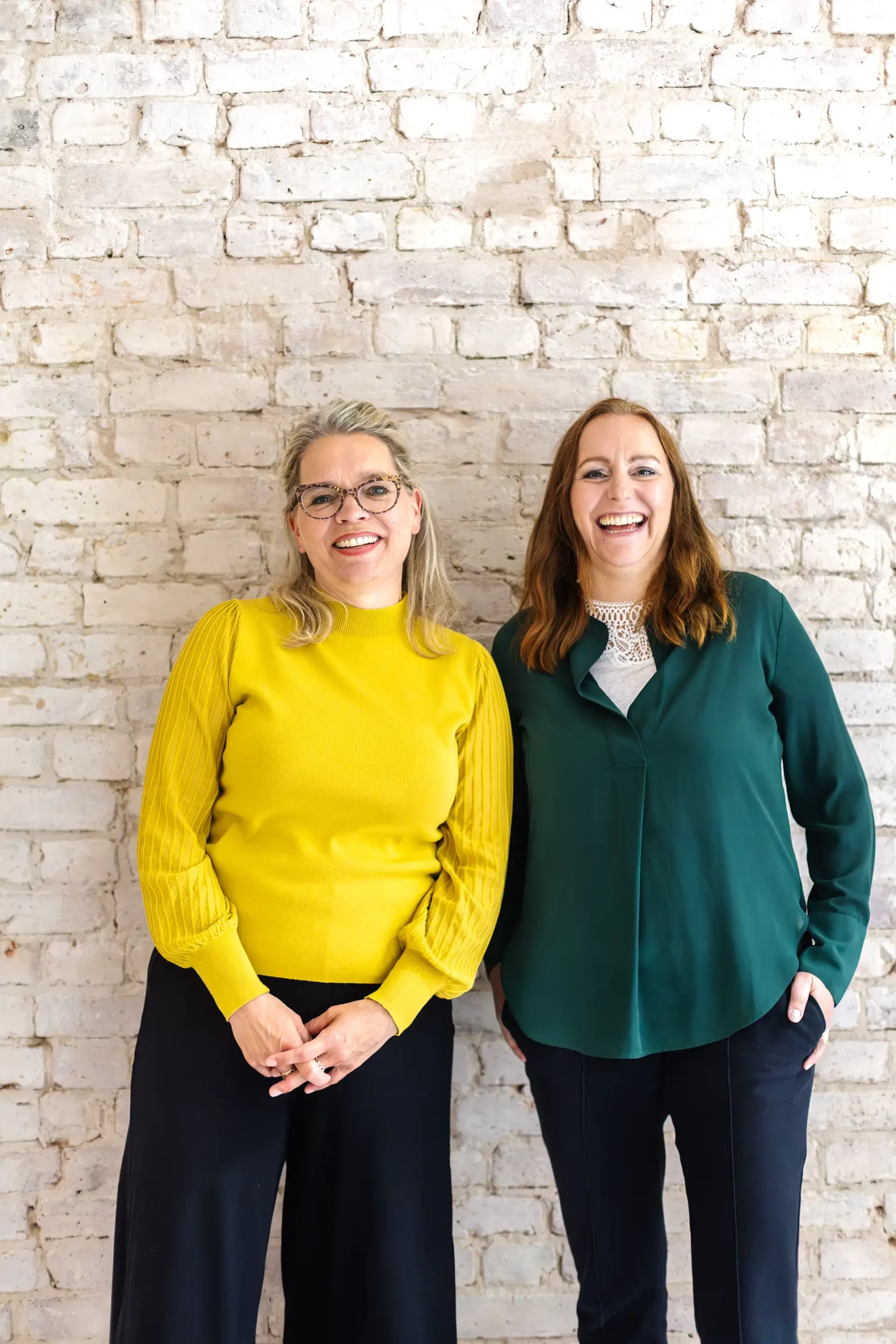 Bianca-Maria Rathay und Annika Brandt-24 Annika und Bianca stehen an der Wand und lachen in die Kamera